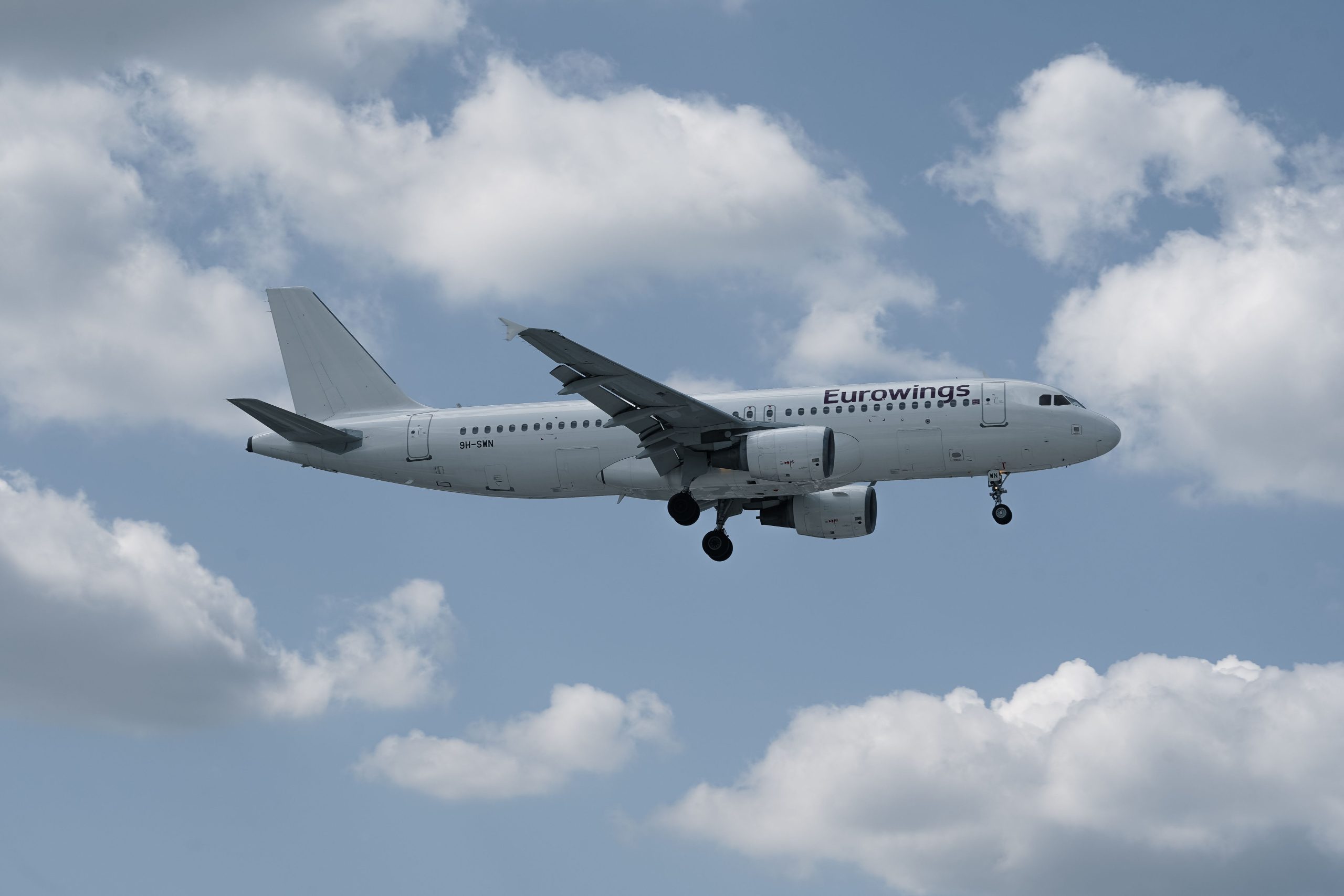 dovoz Eurowings Airbus A320 captured on final approach under a cloudy sky in Hamburg.